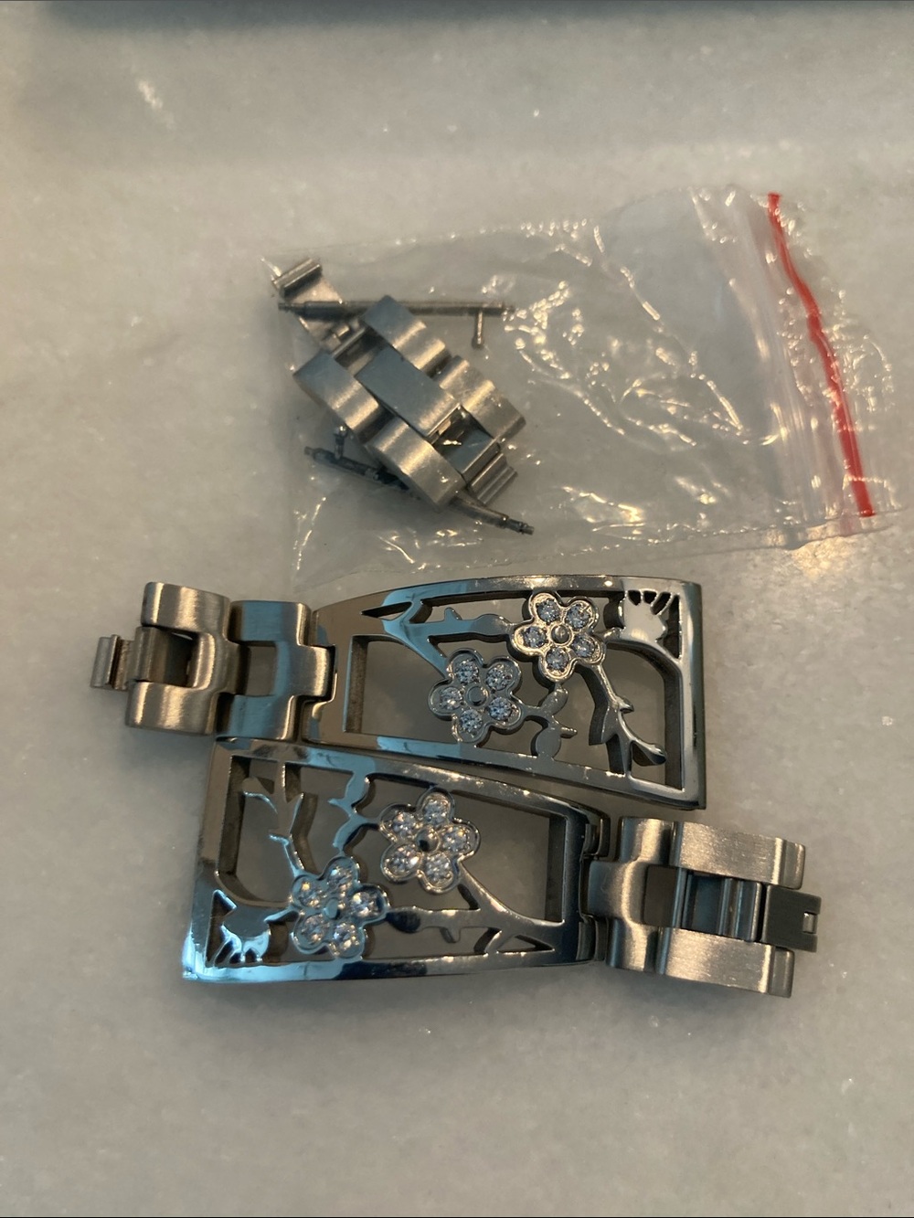 Fitbit versa 2 smartwatch, includes charger, 8-10 straps/bands - Picture 4 of 12